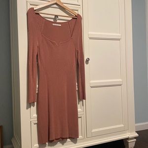 Knit body con dress. Long sleeves and midi length. Perfect to wear for winter.